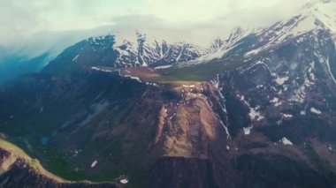 Gürcistan 'daki büyük karlı Kafkasya dağlarının yüksek açılı manzarası. Hava görüntüsü. Yüksek kalite 4k görüntü