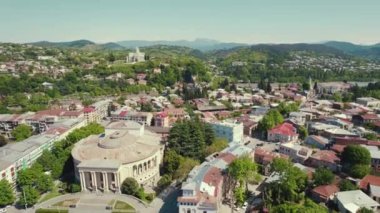 Gürcistan 'ın Imereti bölgesindeki Kutaisi ve Bagrati katedralinin kuş bakışı görüntüsü. Yüksek kalite 4k görüntü