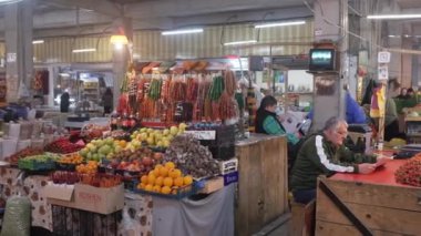 05.16.2022. Kutaisi, Georgia. Kutaisi pazarında, pazarda yetiştirilen çiftçiler taze ürünler. Yüksek kalite 4k görüntü