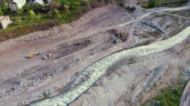 Dariali Boğazı 'ndaki Tergi Nehri' nin yukarıdan görünen manzarası, Büyük Kafkaslar, Kazbegi Bölgesi, Gürcistan. Yüksek kalite 4k görüntü