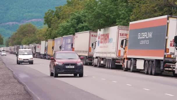 2022 Stepantsminda Georgië Vrachtwagens Een Rij Grens Van Georgië Rusland — Stockvideo