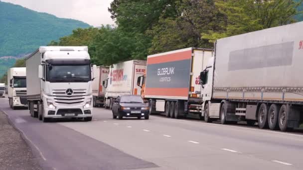 2022 Stepantsminda Georgien Lastwagen Stehen Der Langen Schlange Der Georgisch — Stockvideo