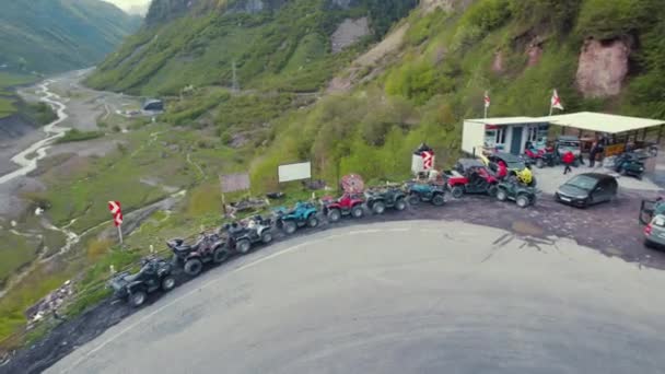 Panorama Uma Estrada Militar Desfiladeiro Geórgia Cáucaso Imagens Alta Qualidade — Vídeo de Stock