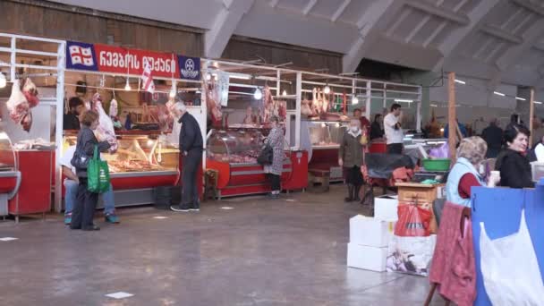 2022 Кутаиси Джорджия Люди Продают Свежее Мясо Рынке Кутаиси Базаре — стоковое видео