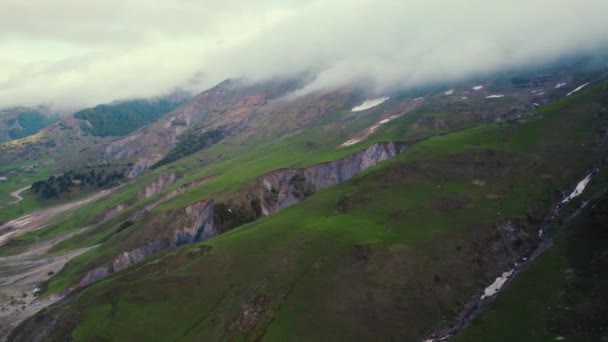 Vogels Oog Uitzicht Groene Kaukasus Berglandschap Kazbegi Stepantsminda Georgië Hoge — Stockvideo