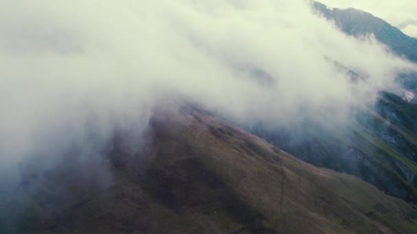 Vanuit Lucht Uitzicht Een Berghelling Bedekt Met Wolken Hoge Kwaliteit — Stockvideo