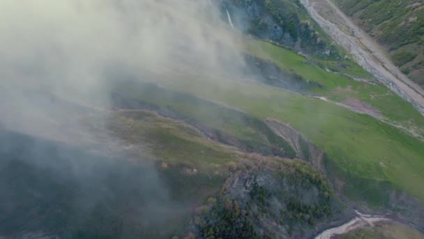 Top Uitzicht Kaukasus Bergen Helling Bedekt Met Wolken Oude Militaire — Stockvideo