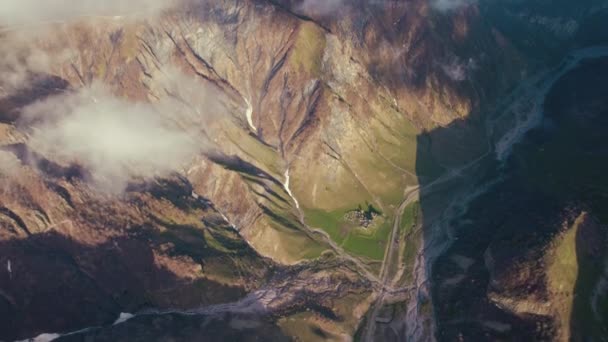 Geweldig Uitzicht Vanuit Lucht Prachtige Kaukasus Bergen Van Boven Stepantsminda — Stockvideo
