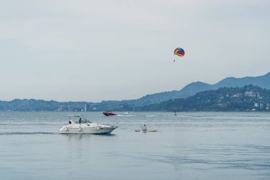 Sıcak bir yaz gününde paraşütle paraşütle uçan bir turist. Mavi tonlar. Yüksek kalite fotoğraf