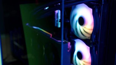 Renkli, gökkuşağı benzeri profesyonel bilgisayar oyunu ekipmanları. Çalışan bilgisayar hayranları. Yüksek kalite 4k görüntü