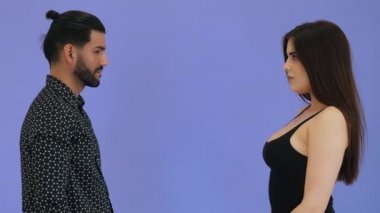 İki çekici insan, uzun saçlı bir kadın ve sakallı bir adam yüz yüze. Hiçbir söz söylemeden yoğun duygular. Violet 'in arka planı, fotokopi stüdyosu görüntüsü. Yüksek kalite 4k görüntü