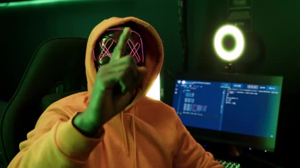Koncept Kybernetických Zločinů Profesionální Hacker Žluté Mikině Děsivě Osvětlené Neonové — Stock video