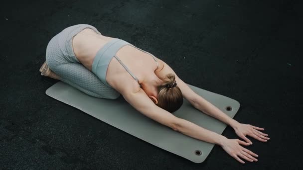 Menina Morena Europeia Magro Seus Anos Fazendo Balasana Crianças Posar — Vídeo de Stock