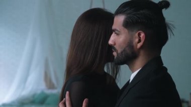 Baskın seksi, tehlikeli, sakallı Kübalı adam uzun saçlı ortaklarının kulağına fısıldıyor. Yüksek kalite 4k görüntü