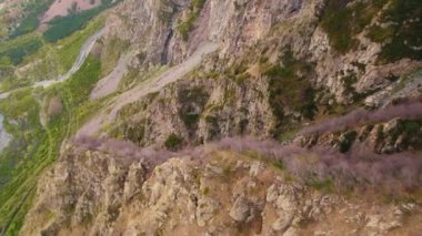 Dağların birçok rengi. Dağlarda vahşi bir patika. Tehlikeli bir yolculuk. Gezinti. Yüksek kalite 4k görüntü