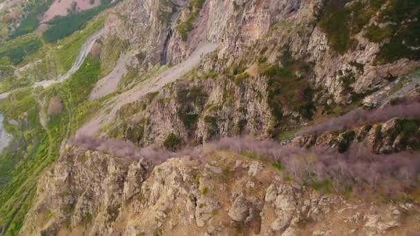 山の多くの色 山の中の野生のパス 危険な旅だ トレッキング 高品質4K映像 — ストック動画