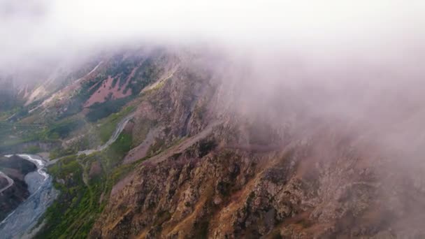 Misty Mist Die Drone Filmt Vanuit Lucht Uitzicht Prachtige Bergen — Stockvideo