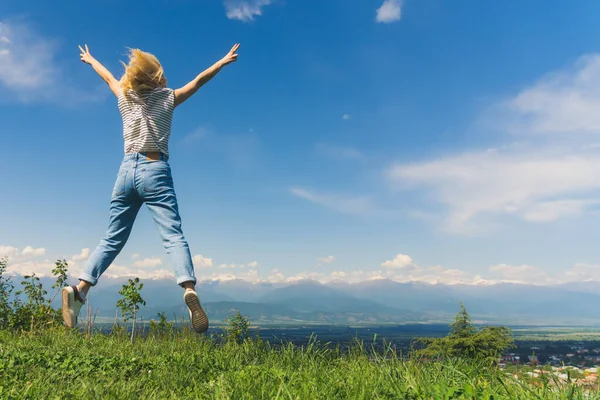 Blondes Mädchen Springt Auf Einem Schönen Blick Auf Ein Tal — Stockfoto