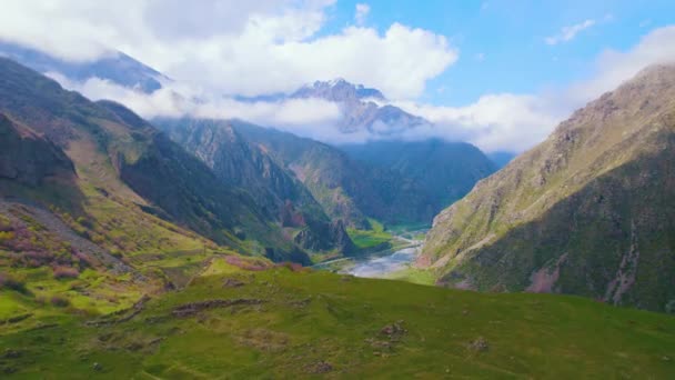 Indah Pemandangan Gunung Dan Sinar Matahari Puncak Dari Balik Awan — Stok Video