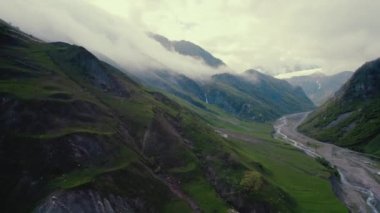 Gürcistan 'ın Kafkasya dağları ve Dariali Gorge, Kazbegi ilçesi, Mtskheta-Mtianeti bölgesi panoraması. Hava görüntüsü. Yüksek kalite 4k görüntü