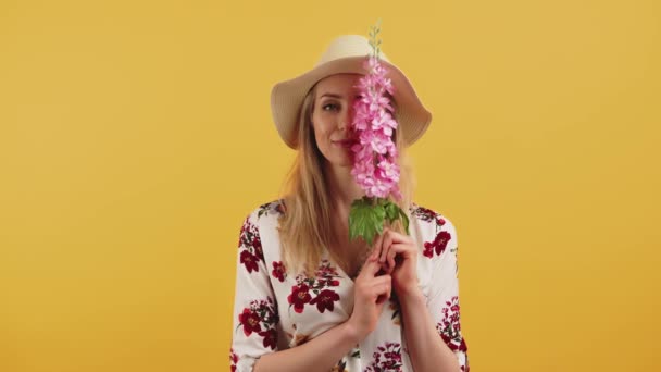공휴일 개념이다 유럽의 커다란 분홍색 이국적 꽃으로 얼굴을 가리고 스튜디오 — 비디오