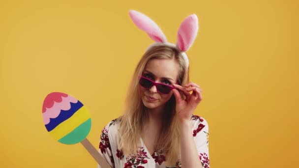 Ist Osterzeit Lustige Blonde Kaukasierin Mit Sonnenbrille Und Hasenohren Pappkartons — Stockvideo