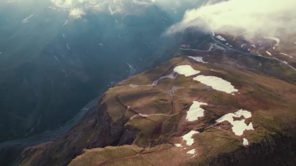 Vista Las Aves Las Montañas Con Nubes Pequeño Lago Distancia — Vídeo de stock