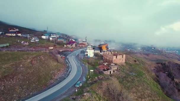 Drone Uitzicht Berg Militaire Weg Stepantsminda Georgië Kaukasus Hoge Kwaliteit — Stockvideo