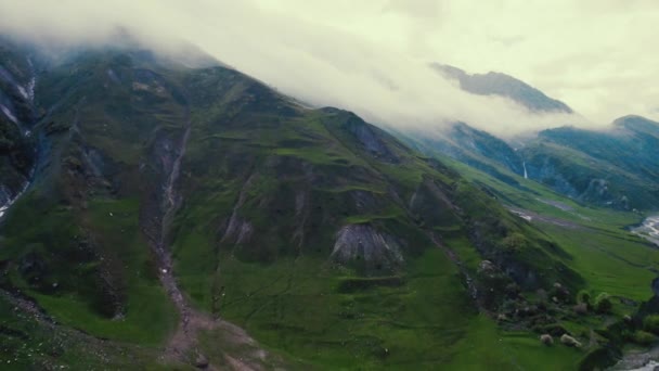 Hoge Hoek Uitzicht Bewolkte Kaukasus Bergen Georgië Luchtfoto Hoge Kwaliteit — Stockvideo