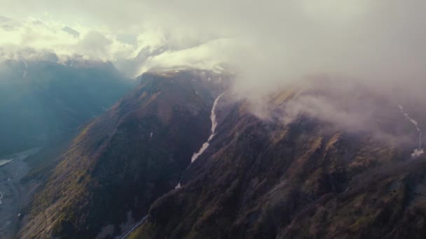 Hoge Hoek Uitzicht Bewolkte Bergen Luchtfoto Hoge Kwaliteit Beeldmateriaal — Stockvideo