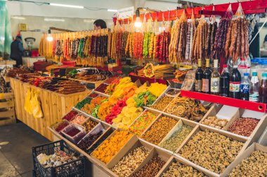 16.05.2022. Kutaisi, Georgia. Tezgahlar dolusu taze şeker, kurutulmuş meyve ve Churchkhela. Yüksek kalite fotoğraf
