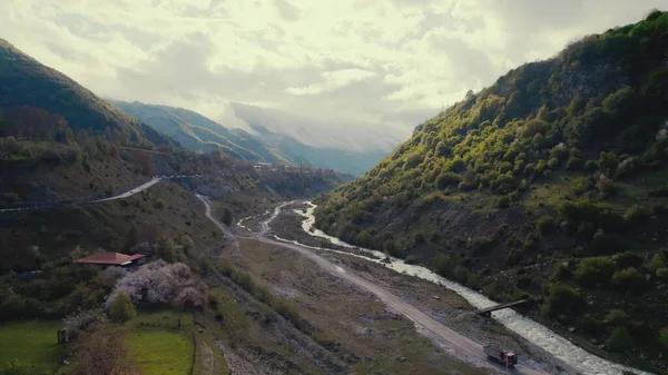 Γραφικό Drone Shot Του Φαραγγιού Dariali Στα Βουνά Του Καυκάσου — Φωτογραφία Αρχείου