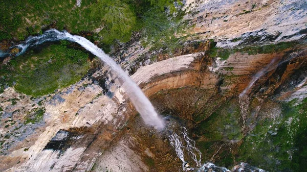 Восходящий Кадр Огромного Изумительного Водопада Грузии Каньон Окатсе Высокое Качество — стоковое фото