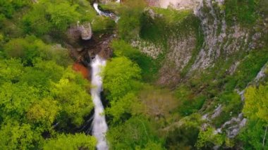 Büyük, güzel bir şelale ve nehrin yukarıdan manzarası. Yüksek kalite 4k görüntü