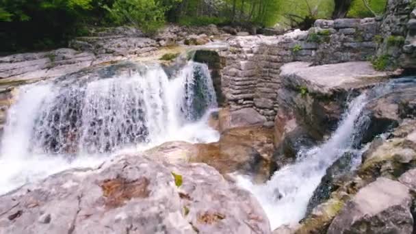 巨大な岩の棚の上に大小の滝の風光明媚なドローンショット 高品質4K映像 — ストック動画