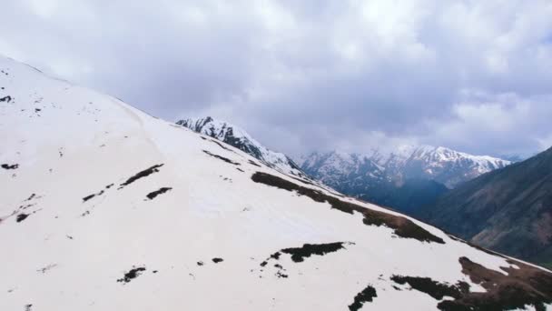 Paisagem Montanha Neve Visível Partir Perspectiva Drone Céu Nublado Imagens — Vídeo de Stock