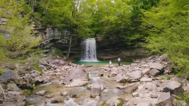 Panorama Una Pequeña Cascada Una Cascada Enormes Salientes Rocosos Imágenes — Vídeo de stock