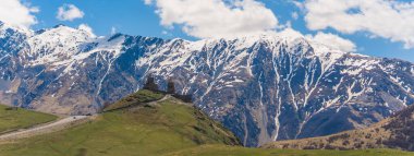 Eski Gergeti Trinity Kilisesi 'nin muhteşem manzarası ve muhteşem Kafkasya dağları, Kazbegi, Georgia. Yüksek kalite fotoğraf