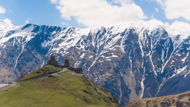 Ünlü Gergeti Trinity Tsminda Sameba Kilisesi ve güzel karlı dağlar manzarası, Kazbegi, Georgia. Yüksek kalite fotoğraf