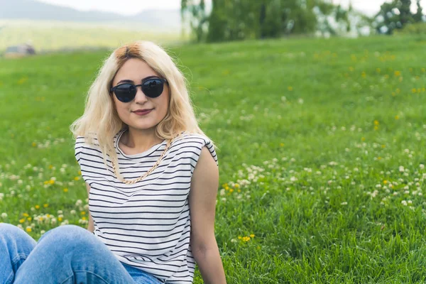 Young Girl Sunglasses Enjoying Park Summer Medium Full Shot High — Stock Photo, Image