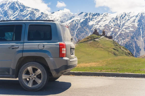Araba Gergeti Trinity Tsminda Sameba Kilisesi yolunda, Kazbegi, Georgia. Yüksek kalite fotoğraf