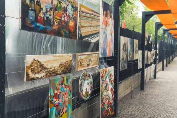 18.05.2022. Tiflis, Georgia. Sokakta satılık tablolar. Yüksek kalite fotoğraf