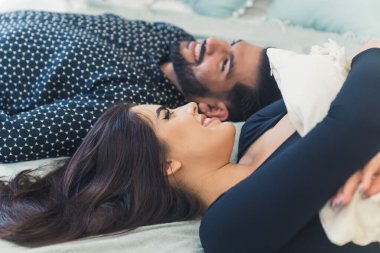 Mutlu çift boş zamanlarını yatak odalarında dinlenerek geçiriyorlar. Sağlıklı ilişkiler kavramı. Yüksek kalite fotoğraf