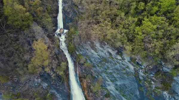 Luchtdrone Visie Rauwe Natuur Koud Water Stroomt Een Snelle Bergstroom — Stockfoto