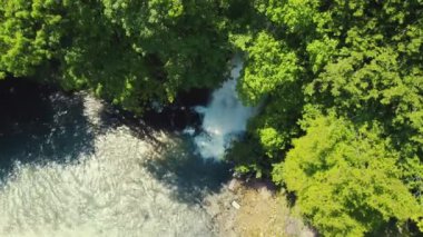Yeşil ormanın kuş bakışı manzarası ve derinliğinde küçük sevimli şelale, havadan. Yüksek kalite 4k görüntü