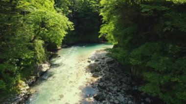 Martvili Kanyonu, Gürcistan, Avrupa 'daki dağ taşkınlarının insansız hava aracı görüntüleri. Yüksek kalite 4k görüntü