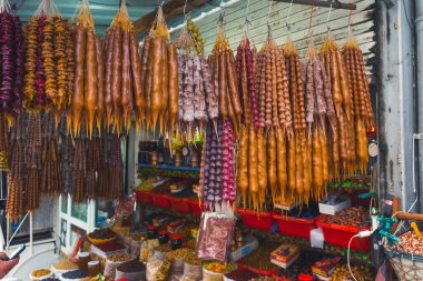 Gürcistan 'ın Tiflis pazarında geleneksel tatlı Churchkhela yemeği. Yüksek kalite fotoğraf