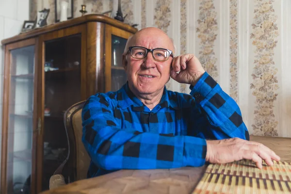 Lindo Alegre Anciano Caucásico Hombre Con Gafas Sentado Mesa Sala — Foto de Stock