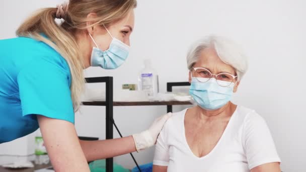Jovem Enfermeira Apoiando Acalmando Seu Paciente Hospital Médio Closeup Conceito — Vídeo de Stock