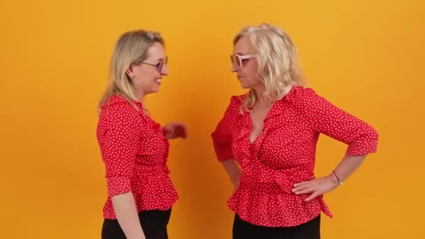 Blonde Vrolijke Europese Vrouwen Poseren Oranje Achtergrond Medium Shot Studio — Stockvideo